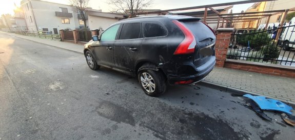 Ostrzeszów: Uderzyła w zaparkowany samochód
