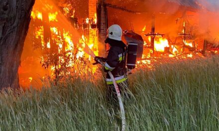 Pożar stodoły w Kraszewicach, w akcji ucierpiał policjant