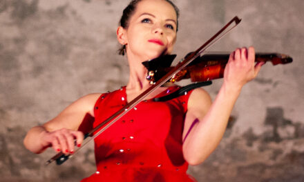 Basia Kawa oraz jej pięciostrunowe skrzypce na koncercie w Ostrzeszowie