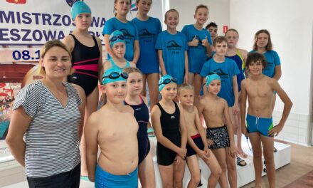 Młodzi pływacy zainaugurowali sezon w Ostrzeszowie (FILM)