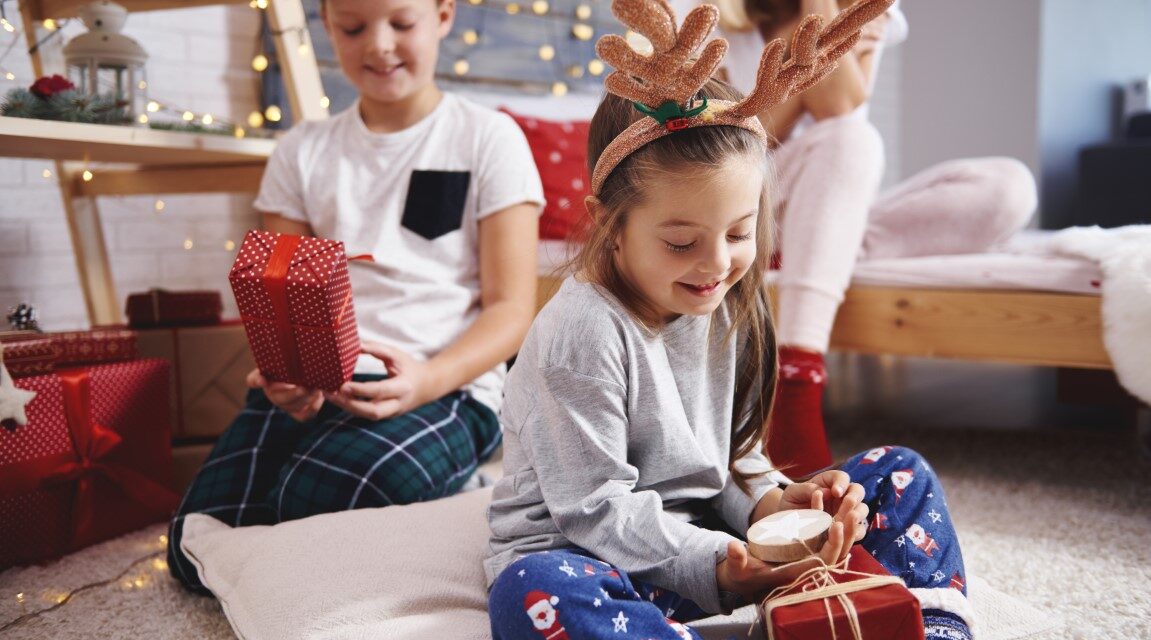 10 pomysłów na niedrogie upominki świąteczne dla dzieci – zainspiruj się!
