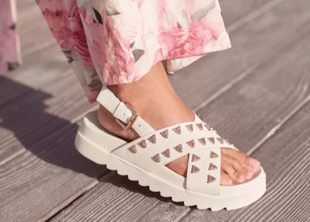 Styl i stabilność: dlaczego sandałki na platformie są kluczem do letniej elegancji