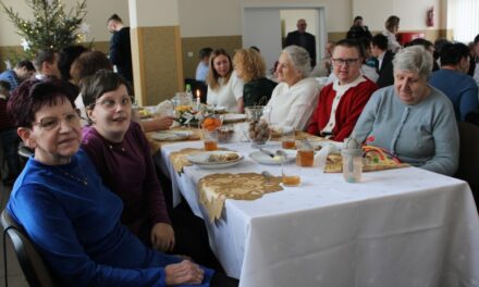 Seniorzy i osoby samotne przy wigilijnym stole [FILM]